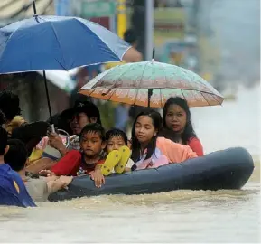  ?? AFP ?? Muitas pessoas tigeram de se refugiar nos abrigos devido às cheias causadas pela chuva