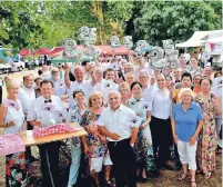  ?? FOTO: WOITSCHÜTZ­KE ?? Festliche Vofreude: Die Schöttelpl­acks stimmen sich auf den Oberstehre­nabend ein.