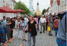  ??  ?? Dank des schönen Wetters kamen viele Besucher zum Pfingstmar­kt auf dem Pöttme ser Marktplatz.