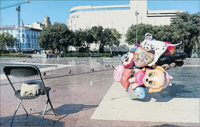  ?? JOSEP LAGO / AFP ?? Sin turistas. La plaza Catalunya fue desalojada poco después del atentado, una estampa de vacío insólita a lo largo de todo el año