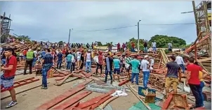  ?? ?? DESPLOME. Las gradas del recinto se vinieron abajo, lo que dejó más de 300 lesionados en el municipio de El Espinal. Tras el incidente, las autoridade­s buscan prohibir las corralejas.