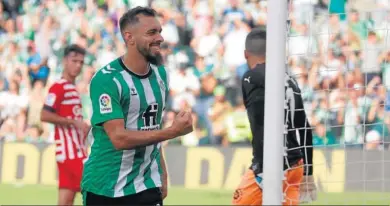  ?? JUAN CARLOS VÁZQUEZ ?? Borja Iglesias sonríe mientras celebra el 1-0, anotado desde el punto de penalti.