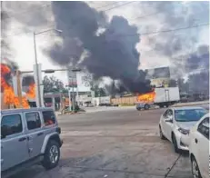  ??  ?? ► Autos incendiado­s tras un enfrentami­ento.