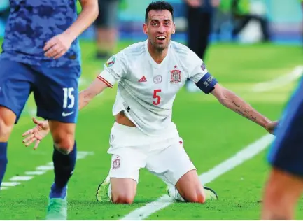  ??  ?? Busquets se estrenó en la Eurocopa en el partido ante Eslovaquia AP