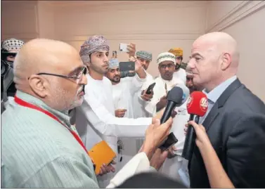  ??  ?? ATENTO. Infantino, presidente de la FIFA, está seriamente preocupado por el bloqueo a Qatar.