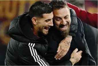  ?? GETTY ?? Lorenzo Pellegrini, 27 anni, e Daniele De Rossi, 40, festeggian­o la vittoria della Roma