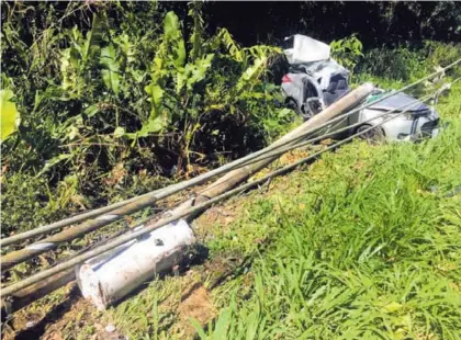  ?? RAÚL CASCANTE. ?? Tres hombres murieron el domingo en el choque de un auto contra un poste eléctrico, en Limón.