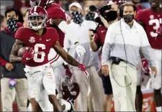  ?? MICKEY WELSH - THE ASSOCIATED PRESS ?? Alabama wide receiver DeVonta Smith (6) heads for a long gain as coach Nick Saban watches during the team’s NCAA college football game against Kentucky on Saturday,
Nov. 21, 2020, in Tuscaloosa, Ala.