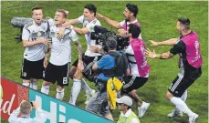  ?? FOTO: DPA ?? Toni Kroos hat’s gemacht, die Kollegen gratuliere­n.