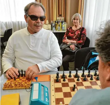  ?? Foto: Fred Schöllhorn ?? Auf seinem Spezialbre­tt kann der Augsburger Hans Jagdhuber beim Internatio­nalen Meistertur­nier die Partie nachstecke­n und die Stellung der Schachfigu­ren erfühlen.