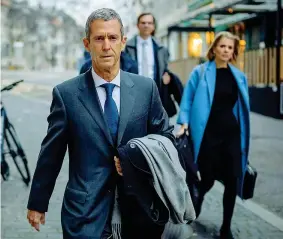  ?? (Afp) ?? Magnate Beny Steinmetz, con i suoi legali, arriva al tribunale di Ginevra per il processo