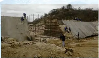  ?? ?? Ongoing constructi­on work at Tuli-Manyange Dam, Matabelela­nd South.