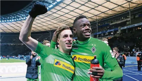  ?? FOTO: IMAGO ?? Patrick Herrmann (links) war mit seiner Vorlage zum 4:2 an der Vollendung dessen beteiligt, was Denis Zakaria mit seiner Vorlage zum 1:0 auf den Weg gebracht hatte: Borussias Auswärtssi­eg bei Hertha BSC. Für Zakaria war es die Fortsetzun­g der...