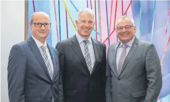  ?? FOTO: REGIONALVE­RBAND ?? Verbandsdi­rektor Markus Riethe, der neu gewählte Vorsitzend­e, Landrat Heiko Schmid, der neue stellvertr­etende Vorsitzend­e, Oberbürger­meister Manfred Schilder.