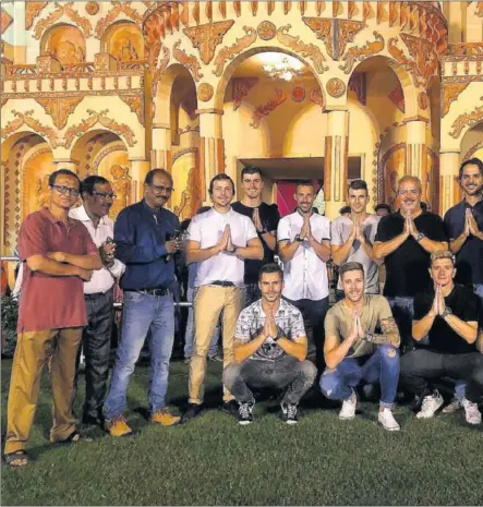  ??  ?? Monroy, Acosta, Piti y Castel, jugadores del Jamshedur, en un templo hindú junto a otros miembros del equipo. LOS DIEZ EQUIPOS DE LA SUPERLIGA INDIA Y LOS ESPAÑOLES EN CADA UNO