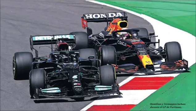  ??  ?? Hamilton y Verstappen luchan durante el GP de Portimao.