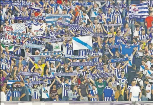  ??  ?? Los aficionado­s del Deportivo animan durante un partido en Riazor.