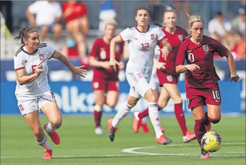  ??  ?? La española Mariona Caldentey persigue a la inglesa Nobbs durante el encuentro disputado ayer en la SheBelieve­s Cup.