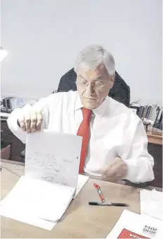  ??  ?? ► El ex Presidente Sebastián Piñera en su oficina.