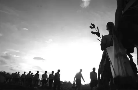  ?? CYRIL CAMPOREDON­DO ?? At least 150 policemen from the Police Regional Office 7 start the day yesterday by planting 200 "bongkahoy" (a kind of mangrove) seedlings at the knee-deep waters of Barangay Kalawisan, Lapu-lapu City. The activity is part of the 10 million trees...