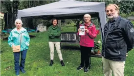  ??  ?? Utställarn­a och besökarna bildar festivalen tillsamman­s, här syns Natalie Dian, Barbara Matzdorf, Barbro Astin och Ulf Persson.