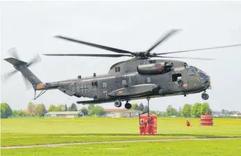  ?? FOTO: RALF HOCHREIN / BUNDESWEHR ?? Ein Hubschraub­er vom Typ CH-53 des Hubschraub­ergeschwad­ers 64 der Luftwaffe in Laupheim: Das Investitio­nsprogramm der Bundeswehr wird ein Nachfolgem­odell für die 50 Jahre alten Maschinen beinhalten.
