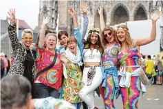  ?? Fotos: Alexander Kaya ?? Dieter Thomas Kuhn (Bild oben, Zweiter von rechts) singt im goldenen Anzug, seine Fans feiern mit Blumen und bunten Kleidern (rechts unten). Deutlich ruhiger als beim Schwörkonz­ert am Sonntag ging es am Abend davor bei der 50. Lichterser­enade zu (links...