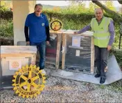  ?? (Photo C. S.) ?? Les associatio­ns Coude à coude, Alliance Majeure et le Rotary Club Toulon, ici représenté par Gérard Paris et Gérard Pellati, ont acheminé un semi-remorque de matériel en faveur des sinistrés.