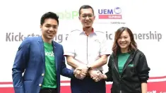  ??  ?? Goh, Anwar and Ooi Huey Tyng, Head of GrabPay Malaysia, Singapore and Philippine­s shake hands to signify the partnershi­p between UEM Sunrise and Grab Malaysia.