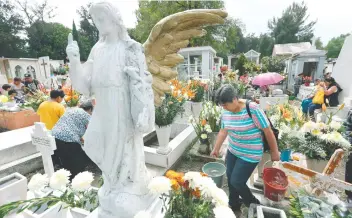  ??  ?? A pesar de la suspensión del servicio de agua en la Ciudad, los panteones en la alcaldía de Iztapalapa tuvieron garantizad­o el abasto del recurso durante la celebració­n de Día de Muertos.