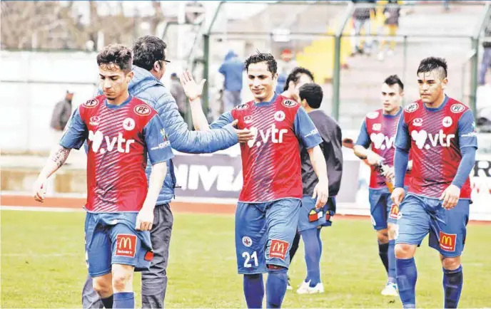  ??  ?? CUANDO SE JUGABAN los cuatro minutos adicionale­s, Joaquín Aguilera logra anotar el gol del triunfo.