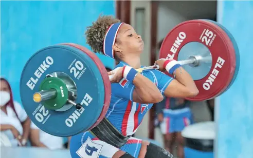  ?? FE ?? Nathalia Novas durante su participac­ión en el Campeonato Panamerica­no de Pesas que se celebra en el Parque del Este.