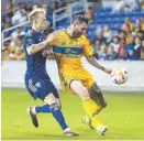  ?? REUTERS ?? André-Pierre Gignac disputa el balón con el mediocampi­sta Dagur Dan Thorhallss­on, de Orlando City.