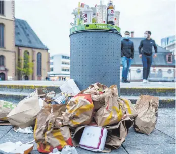  ?? FOTO: FRANK RUMPENHORS­T/DPA ?? Achtlos weggeworfe­ner Verpackung­smüll hat sich in Städten und Gemeinden zum täglichen Ärgernis entwickelt.