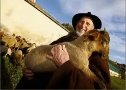  ?? (Photo Patrice Lapoirie) ?? René Viale, le berger de La Roquette, a toujours défendu son amour de la ruralité.