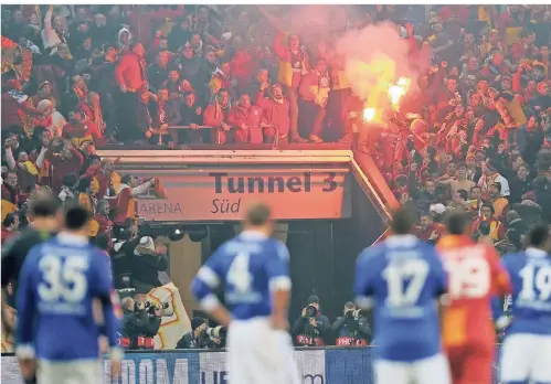  ?? FOTOS: IMAGO ?? Am 12. März 2013 gastiert Galatasara­y Istanbul zum bislang letzten Mal im Champions-League-Spiel auf Schalke. Die türkischen Fans zünden Bengalos.