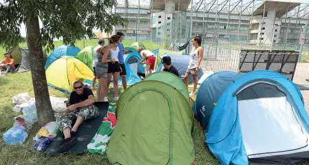  ??  ?? Irriducibi­li I primi fan di Vasco Rossi arrivati da tutta Italia a Padova già nel weekend: oggi è il grande giorno del primo concerto