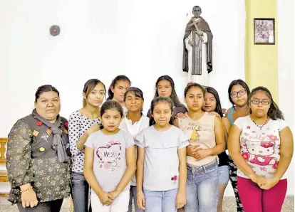  ??  ?? Son 11 mujeres piadosas las que participan en el Viacrucis.