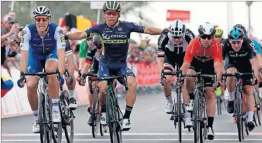  ??  ?? SE CONFIÓ. Caleb Ewan celebró antes de tiempo y Kittel, que se veía batido, acabó ganando.