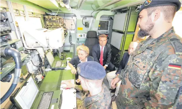  ?? FOTO: LUDGER MÖLLERS ?? Verteidigu­ngsministe­rin Ursula von der Leyen (CDU) hat bei ihrer Sommerreis­e auch den Bundeswehr­standort Stetten am kalten Markt (Landkreis Sigmaringe­n) besucht. Soldaten des dort stationier­ten Artillerie­bataillons 295 zeigten der Ministerin einen mobilen Feuerleits­tand. Staatssekr­etär Thomas Bareiß (CDU, Mitte) begleitete von der Leyen.