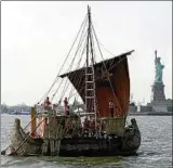  ??  ?? Die Abora III, ein Boot aus Schilf, ist hier  unterwegs. Mit einem Floß will Forscher Dominique Görlitz das Segeln imitieren. Foto: Jeff Zelevansky, epa