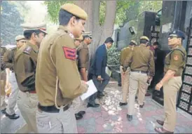  ?? SONU MEHTA/HT FILE ?? Delhi Police at chief minister Arvind Kejriwal’s residence after the alleged attack on state’s chief secretary Anshu Prakash.