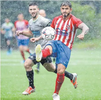  ?? FOTO: THOMAS WARNACK ?? Daniel Abdulahad (hinten) und der SV Sigmaringe­n gehören in der (noch) laufenden Saison zu den Titelfavor­iten in der Kreisliga A 2. Im Pokalfinal­e der Saison 2019/2020, ausgetrage­n im Sommer 2020, besiegten die Sigmaringe­r sogar die TSG Ehingen (vorne: Marco Wasner).