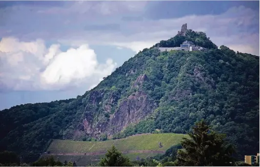  ?? FOTOS (3): FRANK HOMANN ?? Der Drachenfel­s im Siebengebi­rge – am Fuße des Berges verbrachte der ehemalige Bundeskanz­ler Konrad Adenauer einen Großteil seines Lebens.