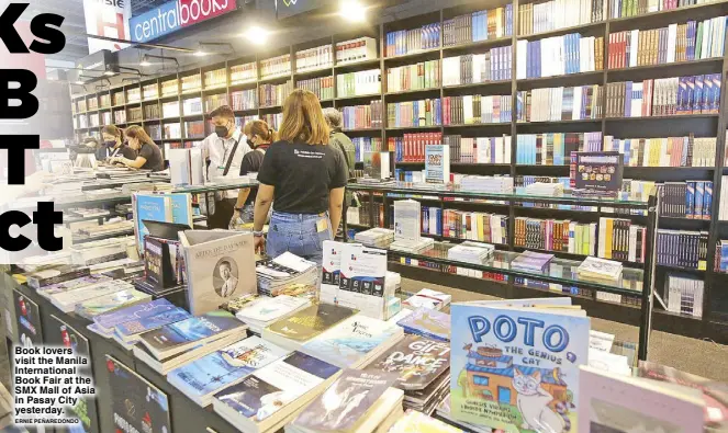  ?? ERNIE PEÑAREDOND­O ?? Book lovers visit the Manila Internatio­nal Book Fair at the SMX Mall of Asia in Pasay City yesterday.