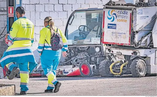  ?? JULIO GONZÁLEZ ?? Dos trabajador­es acceden, en la tarde de ayer, a las instalacio­nes de Valoriza en la Zona Franca.