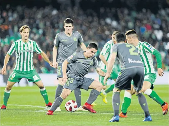  ?? FOTO:JOAQUÍN CORCHERO / ESTADIO DEPORTIVO ?? Sangalli, rodeado por Canales, Zubeldia, Zaldua y Lo Celso, trata de goberrnar un balón en la frontal del área