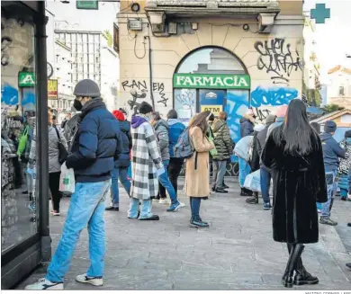  ?? MATTEO CORNER / EFE ?? Numerosas personas hacen cola ante una farmacia para adquirir test, ayer en Milán.