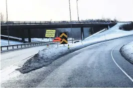  ??  ?? VED RAMPA: Rett ved avkjørsele­n til Rannekleiv og Rykene, kan man likevel kaste seg utpå E18 som nå er lokalvei til Nedenes.