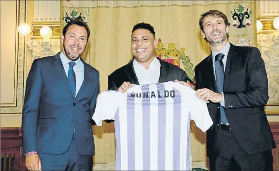  ?? FOTO: EFE ?? Ronaldo lució la camiseta del Valladolid, del que es el dueño. Fue presentand­o en el Ayuntamien­to pucelano acompañado por el alcalde Óscar Puente y Carlos Suárez, presidente del club